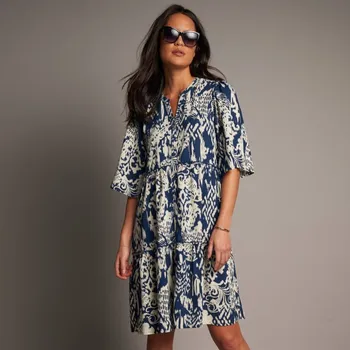 Dámská móda Krátké volánové šaty s etno potiskem indigo/režná 50