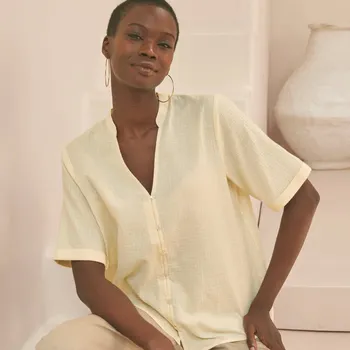 Dámská halenka Jednobarevná halenka s krátkými rukávy a tuniským výstřihem vanilková 40