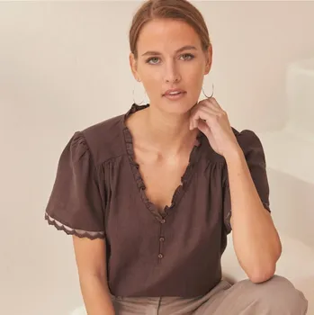 Halenka s volánkem a krátkými rukávy čokoládová 54