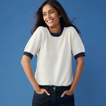 Dámská halenka Úpletová halenka s krátkými rukávy a kontrastními lemy režná/nám. modrá 50