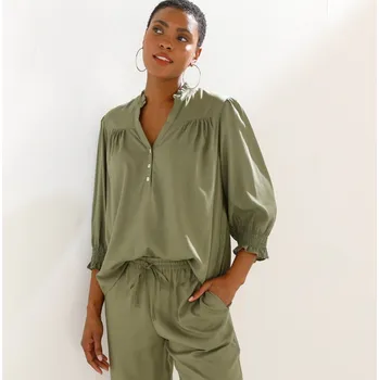 Dámská halenka Jednobarevná halenka s výstřihem na knoflíčky khaki 38