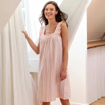 Dámská noční košile Pruhovaná noční košilka s volánky, z materiálu seersucker růžová/červená 36