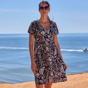 Dámská móda Kreponové krátké šaty s výstřihem do V a potiskem černá/bílá 48