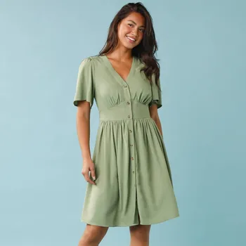 Dámská móda Krátké jednobarevné viskózové šaty pro menší postavu zelená 34