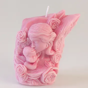 Svíčka Evička Candles Anděl s dítětem s motivy růží svíčka 190 g – ručně vyráběná Barva: Růžová