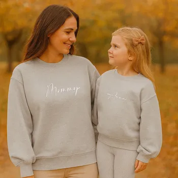 Kojenecká souprava Set mikin s balonovými rukávy a výšivkou MOMMY a JMÉNA DÍTĚTE Barva: Šedá, Velikost dítě: 9-12 měsíců, Velikost máma: M