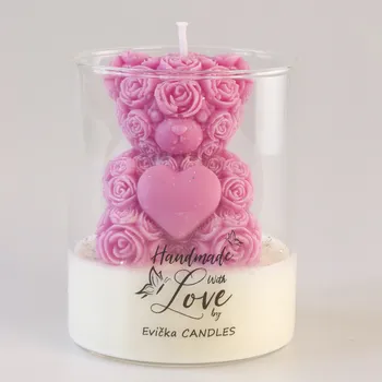 Svíčka Evička Candles Medvídek z růží ve sklenici 110 g – ručně vyráběná Barva: Růžová