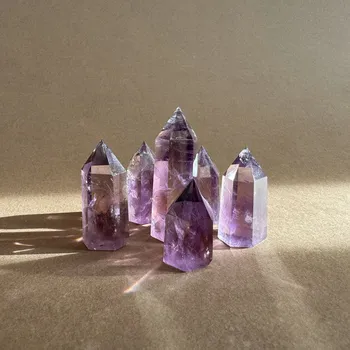 Průhledný ametyst MINI Váha: 15 - 20 g malý obelisk