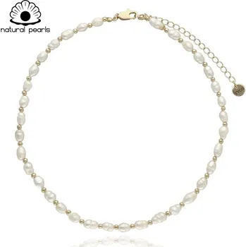 Náhrdelník Yvon Jemný náhrdelník z přírodních perel s drobnými kovovými detaily