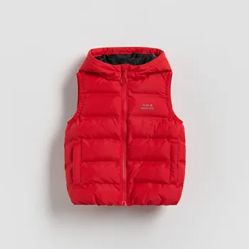 Dětská móda Reserved - Prošívaná vesta s&nbsp;kapucí - červená - 783HF-33X - 783HF-33X-116