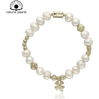 Náramek Yvon Jemný náramek z přírodních sladkovodních perel s přívěskem čtyřlístku