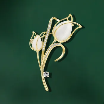 Brož Éternelle Brož s opály a zirkony Christiana - tulipán B7217-XC03628T029 Zlatá