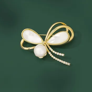 Brož Éternelle Brož s perlou a zirkony Mašle B7278-LXT0674H Zlatá