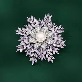 Brož Éternelle Luxusní brož s motivem květu Theodisa B8154-LXT2566B Fialová