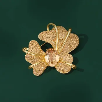 Brož Éternelle Luxusní brož s champagne krystaly Alessandra B7306-LXT1662H Zlatá