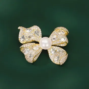 Brož Éternelle Brož ve tvaru mašle s bílou perlou Nerida B7362- XH3559 Zlatá Bílá