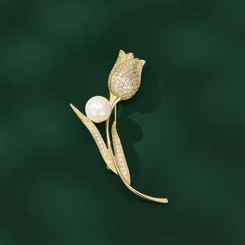 Brož Éternelle Brož ve tvaru zlatého tulipánu s perlou a zirkony B7379-8LXT0976H Zlatá Bílá