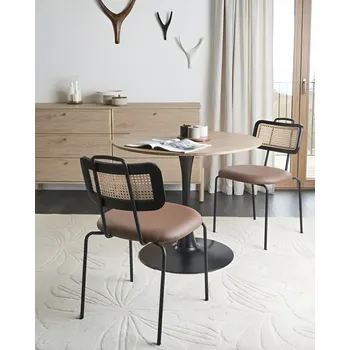 Jídelní židle Sada 2 jídelních židlí hnědý sedák z umělé kůže opěradlo z PE ratanu železné nohy bez područek ochranné krytky moderní design ve stylu boho Beliani