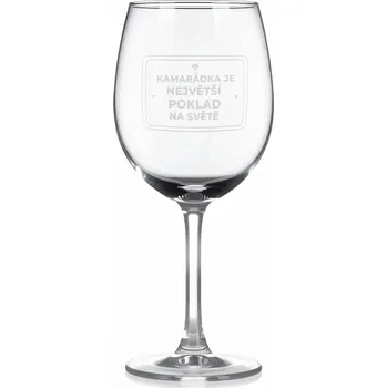 Sklenice Sklenice na víno s gravírovaným textem „KAMARÁDKA JE NEJVĚTŠÍ POKLAD NA SVĚTĚ“