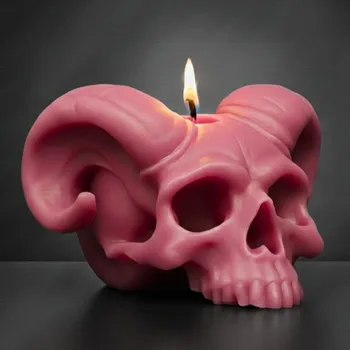 Svíčka Vonná svíčka Lebka s rohama | 150 g | Svíčkománie3D | Barva: Růžová