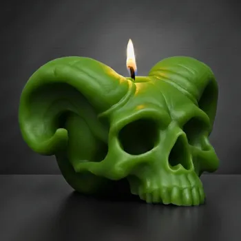Svíčka Vonná svíčka Lebka s rohama | 150 g | Svíčkománie3D | Barva: Zelená