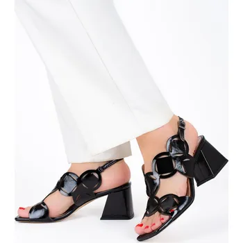 Dámské sandále Dámské černé lakované sandály na podpatku s výrazným páskovým designem Letizia Velikost: 39