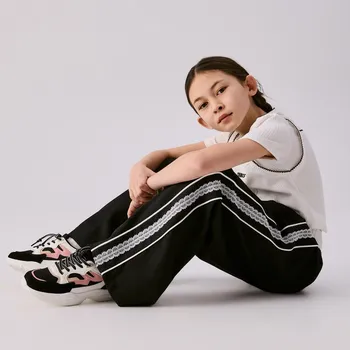 Dívčí oblečení Reserved - Kalhoty s krajkovými lampasy - černý - 187HN-99X - 187HN-99X-140