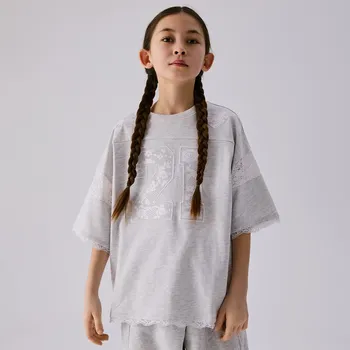 Dívčí tričko Reserved - Tričko s&nbsp;krajkovým zdobením - světle šedá - 011HU-09M - 011HU-09M-122