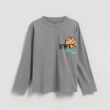 Dětská móda Reserved - Bavlněné tričko s&nbsp;potiskem a&nbsp;dlouhými rukávy - tmavě šedá - 675IG-90X - 675IG-90X-122