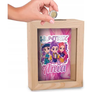 Obraz DŘEVĚNÁ POKLADNIČKA NA PENÍZE JMÉNO KPOP DEMON HUNTERS HUNTRIX DÁREK
