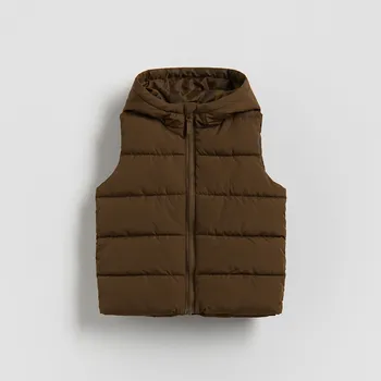 Dětská móda Reserved - Prošívaná vesta s&nbsp;kapucí - hnědá - 839HF-88X - 839HF-88X-80