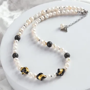 Náhrdelník Lampglas Náhrdelník Lava Pearl s 24karátovým zlatem v perlách Lampglas, říčními perlami, lávovým kamenem a chirurgickou ocelí