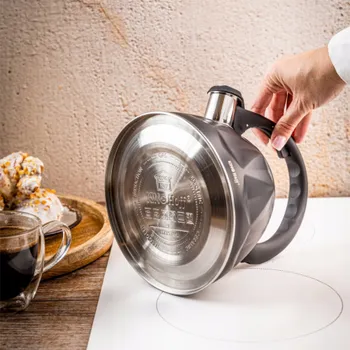 Varná konvice KingHoff Konvice 2l s pískačkou KH-1997 matně černá