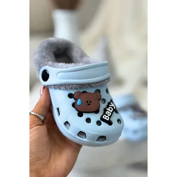 Dětské pěnové pantofle zateplené kožíškem s ozdobnými připínkami – světle modré Velikost: 25