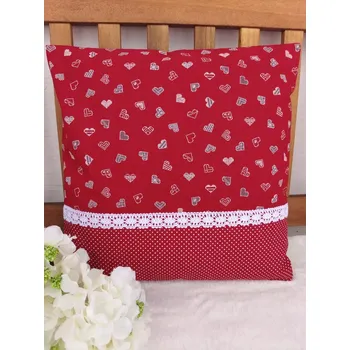 Povlak na polštářek Povlak na polštář 40 x 40 cm – Drobná šedá srdíčka na červené s krajkou| Ruční výroba z bavlny