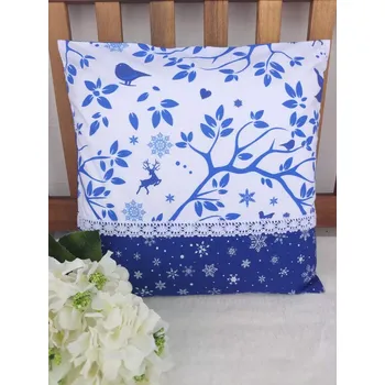 Povlak na polštářek Povlak na polštář 40 x 40 cm – Zimní příroda s bílými vločkami na modré| Ruční výroba z bavlny