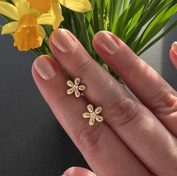 Náušnice Jemné květinové náušnice z pozlacené chirurgické oceli, zdobené třpytivými zirkony č. 1571