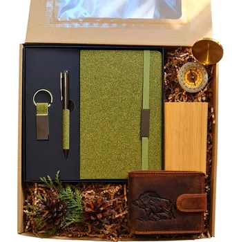 Peněženka Myslivecký dárkový set - Kožená peněženka Divočák, A5 zápisník set, Powerbanka, Kompas