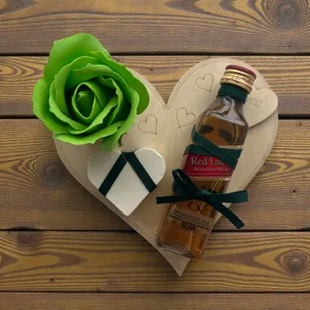 Dárek od srdce – dřevěné srdíčko z březové překližky s nápisem „MDŽ“, whisky Johnnie Walker Red Label, mýdlovou růží a mýdlovým srdíčkem