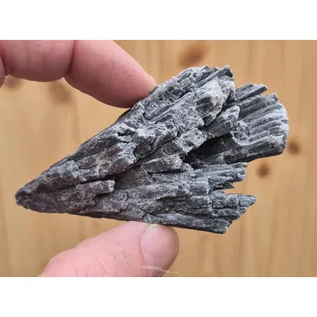 Přírodní kámen Kyanit disten černý přírodní z Brazílie 55g