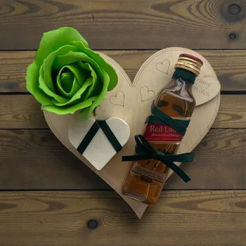 Svatební dekorace Dárek od srdce – dřevěné srdíčko z březové překližky s nápisem „Krásný den otců“, whisky Johnnie Walker Red Label, mýdlovou růží a mýdlovým srdíčkem