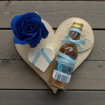 Dárek od srdce – dřevěné srdíčko z březové překližky s nápisem „Jen tak…“, rum Professorado Caribbean, mýdlová růže a mýdlové srdíčko