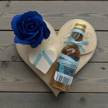 Dárek od srdce – dřevěné srdíčko z březové překližky s nápisem „MDŽ“, rum Professorado Caribbean, mýdlová růže a mýdlové srdíčko