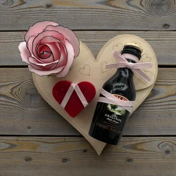Dárek od srdce – dřevěné srdíčko z březové překližky s nápisem „Krásný den matek“, likér Baileys Irish Cream, mýdlová růže a mýdlové srdíčko