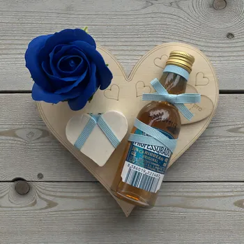 Dárek od srdce – dřevěné srdíčko z březové překližky s nápisem „Jen pro tebe“, rum Professorado Caribbean, mýdlová růže a mýdlové srdíčko