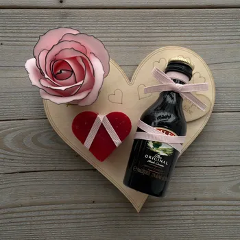 Dárek od srdce – dřevěné srdíčko z březové překližky s nápisem „Jen pro tebe“, likér Baileys Irish Cream, mýdlová růže a mýdlové srdíčko