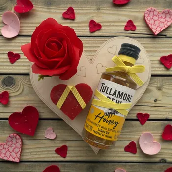 Dárek od srdce – dřevěné srdíčko z březové překližky s nápisem „Krásný Valentýn“, Tullamore D.E.W. Honey, mýdlová růže a mýdlové srdíčko