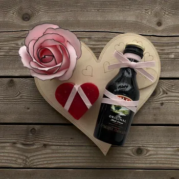 Dárek od srdce – dřevěné srdíčko z březové překližky s nápisem „MDŽ“, likér Baileys Irish Cream, mýdlová růže a mýdlové srdíčko