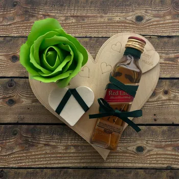 Dárek od srdce – dřevěné srdíčko z březové překližky s nápisem „Krásný den matek“, whisky Johnnie Walker Red Label, mýdlovou růží a mýdlovým srdíčkem