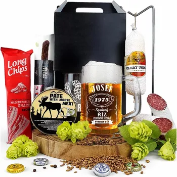 Dárkový potravinový koš Pivní dárek pro muže k narozeninám, pivní půllitr se jménem a rokem narození v dárkovém balení